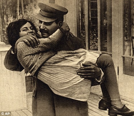 Nhà lãnh đạo Liên Xô Joseph Stalin bế người con gái duy nhất của mình Sveltana Peters năm 1935